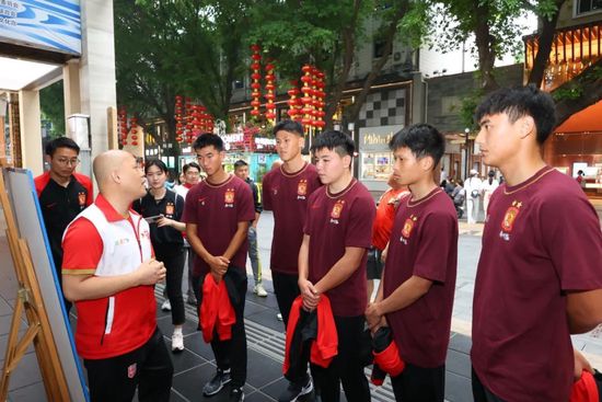 在她丈夫面前