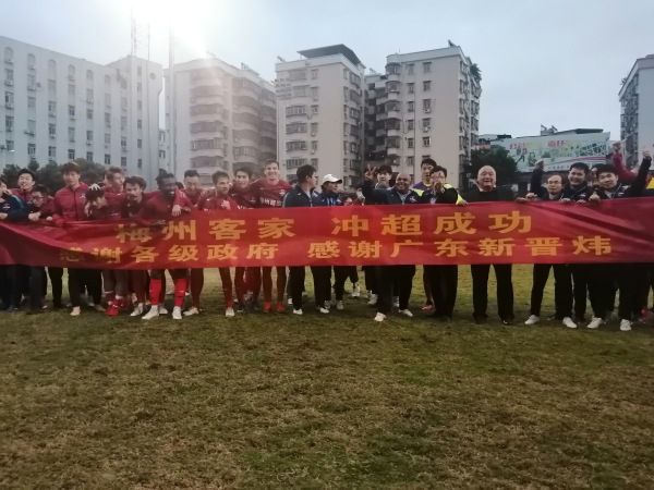 不穿内衣的瑜伽教练